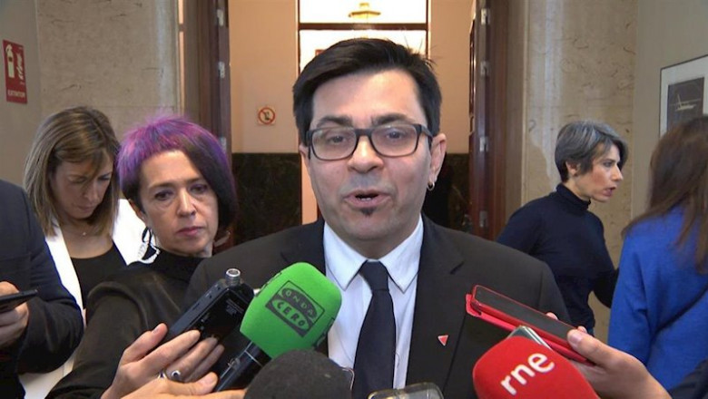 ep el secretario primero de la mesa del congreso gerardo pisarello de en comu podem atendiendo a los