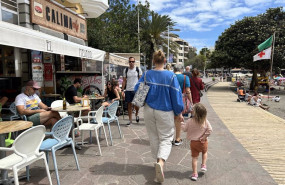 ep imagen de recurso de turistas caminando por el paseo de la playa de el medano en granadilla de