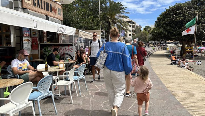 ep imagen de recurso de turistas caminando por el paseo de la playa de el medano en granadilla de ep imagen de recurso de turistas caminando por el paseo de la playa de el medano en granadilla de