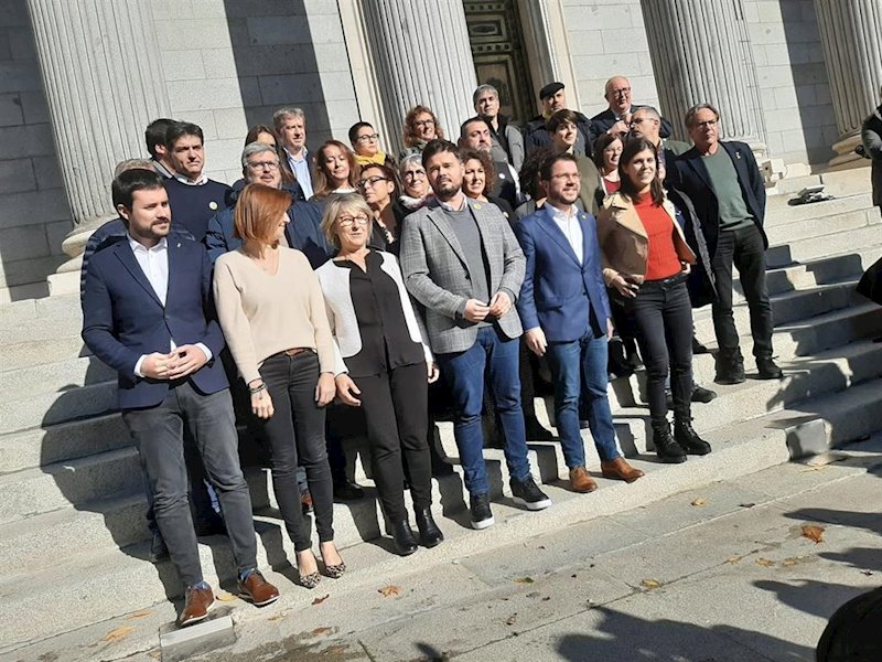 ep la cupula de erc con sus diputados y senadores ante la puerta de los leones del congreso