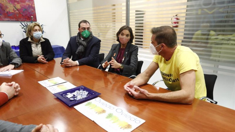 La delegada del Gobierno Delia Losa, el presidente del Principado, Adrián Barbón, la Ministra de Industria Reyes Maroto y el presidente del Comité de Alu Ibérica, José Manuel de la Uz, en Oviedo. | JORGE PETEIRO ep la delegada del gobierno delia losa el presidente del principado adrian barbon la ministra de
