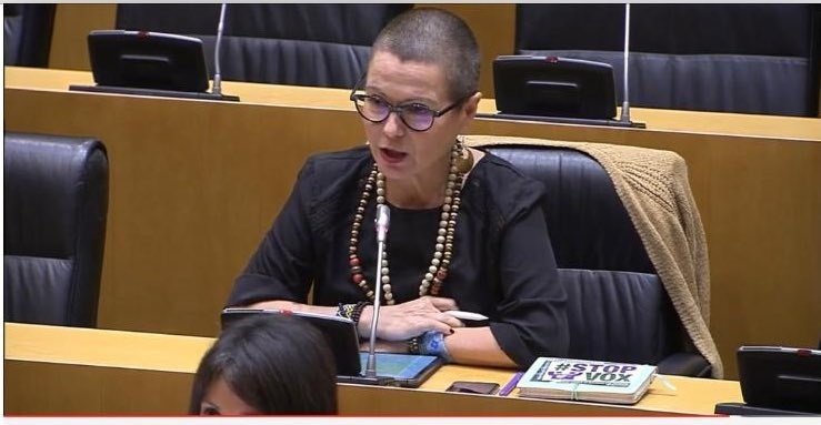 La diputada de ERC María Carvalho y su cartel en contra del Vox en el Congreso | VOX ep la diputada de erc maria carvalho y su cartel en contra del vox en el congreso
