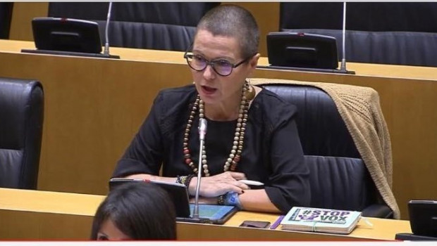 ep la diputada de erc maria carvalho y su cartel en contra del vox en el congreso