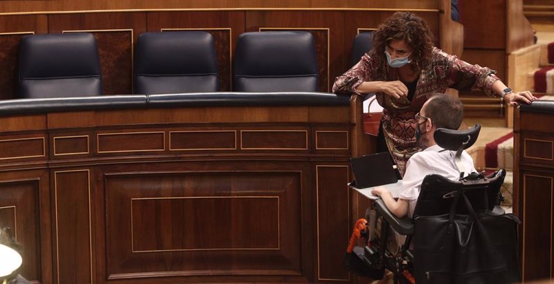 ep la ministra portavoz y de hacienda maria jesus montero conversa con el portavoz de unidas podemos ep la ministra portavoz y de hacienda maria jesus montero conversa con el portavoz de unidas podemos
