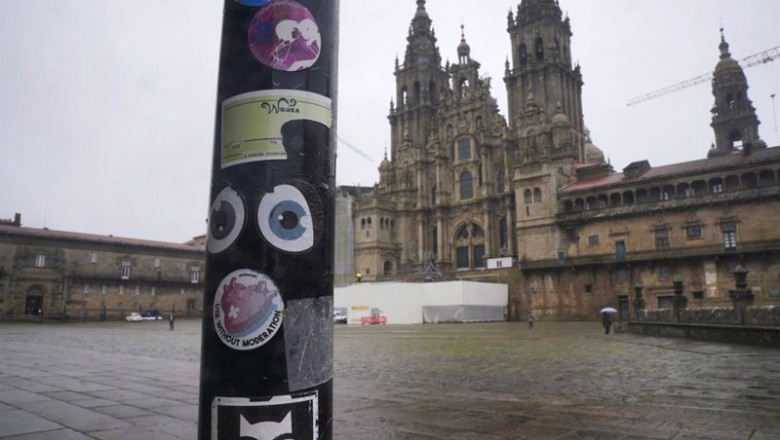 La plaza del Obradoiro vacía el mismo día de entrada en vigor de nuevas restricciones debido a la crisis sanitaria de la covid-19. | Álvaro Ballesteros - Europa Press ep la plaza del obradoiro vacia el mismo dia de entrada en vigor de nuevas restricciones debido a la
