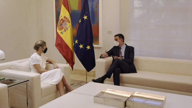 La vicepresidenta segunda y ministra de Trabajo y Economía Social, Yolanda Díaz y el presidente del Gobierno, Pedro Sánchez, durante la reunión del Consejo de Ministros extraordinario, en La Moncloa, a 7 de octubre de 2021, en Madrid (España). | Óscar Cañas - Europa Press ep la vicepresidenta segunda y ministra de trabajo y economia social yolanda diaz y el presidente