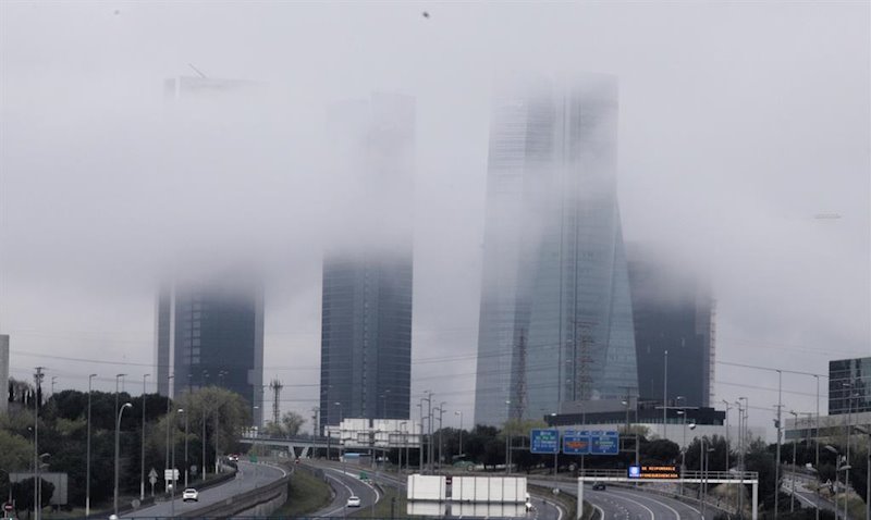 https://img.s3wfg.com/web/img/images_uploaded/e/0/ep_las_cuatro_torres_de_madrid_con_niebla_y_carretera_vacia.jpg