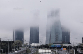 ep las cuatro torres de madrid con niebla y carretera vacia