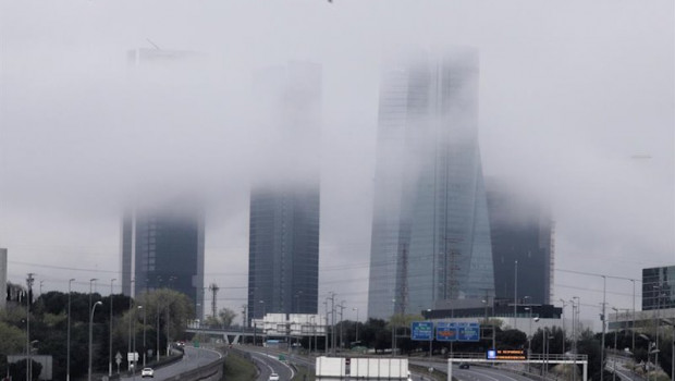 ep las cuatro torres de madrid con niebla y carretera vacia