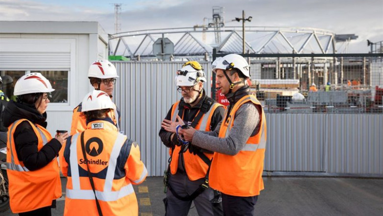 ep las instalaciones de la compania acogen a los 15 alumnos de la primera edicion del programa para