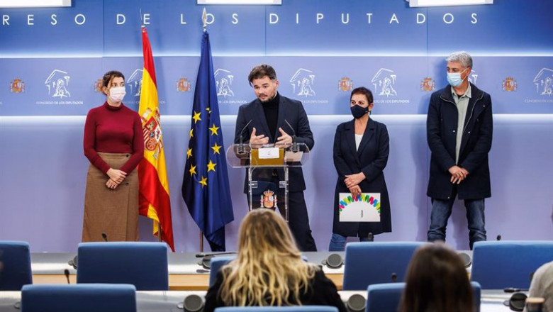 ep los portavoces y portavoces adjuntos de erc y eh bildu en una rueda de prensa conjunta en el