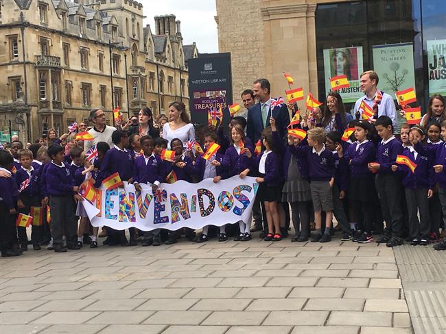 Los Reyes de España con niños en Reino Unido | EUROPA PRESS ep los reyesespananinosreino unido