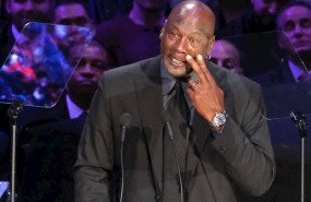 ep michael jordan se seca las lagrimas durante el homenaje en los angeles a kobe bryany y su hija