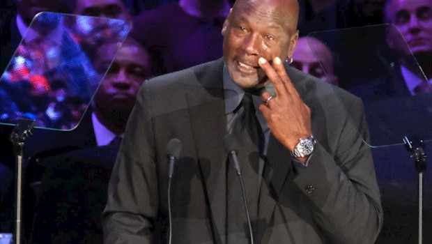 ep michael jordan se seca las lagrimas durante el homenaje en los angeles a kobe bryany y su hija