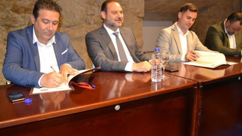 El ministro en funciones de Fomento y secretario federal de Organización del PSOE, José Luis Ábalos (centro), durante la firma del acuerdo de Gobernabilidad. | EUROPA PRESS ep ministrofuncionesfomentosecretario federalorganizacionpsoe jose luis abalos centro durantefirmaacuerdogobernabilidad