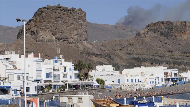 Parte de la zona afectada por el incendio de la isla de Gran Canaria, de la que continúa saliendo humo, junto a un núcleo urbano. | Europa Press - Europa Press ep partela zona afectadaincendiola islagran canaria deque continua saliendo humo juntoun nucleo urbano