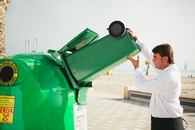 Recogida de envases de vidrio en el contenedor de Ecovidrio | ECOVIDRIO ep recogidaenvasesvidriocontenedorecovidrio