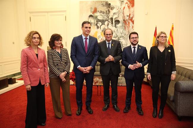 Sánchez, Torra, Batet, Calvo, Aragonès y Artadi posan en Palau de Pedralbes | GOVERN ep sanchez torra batet calvo aragonsartadi posanpalaupedralbes