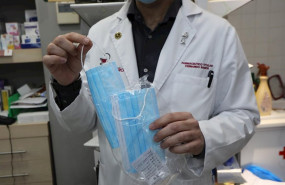 ep un farmaceutico muestra una de las mascarillas que se venden en su farmacia