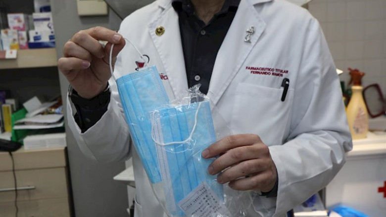 Un farmacéutico muestra una de las mascarillas que se venden en su farmacia | Marta Fernández Jara - Europa Press ep un farmaceutico muestra una de las mascarillas que se venden en su farmacia