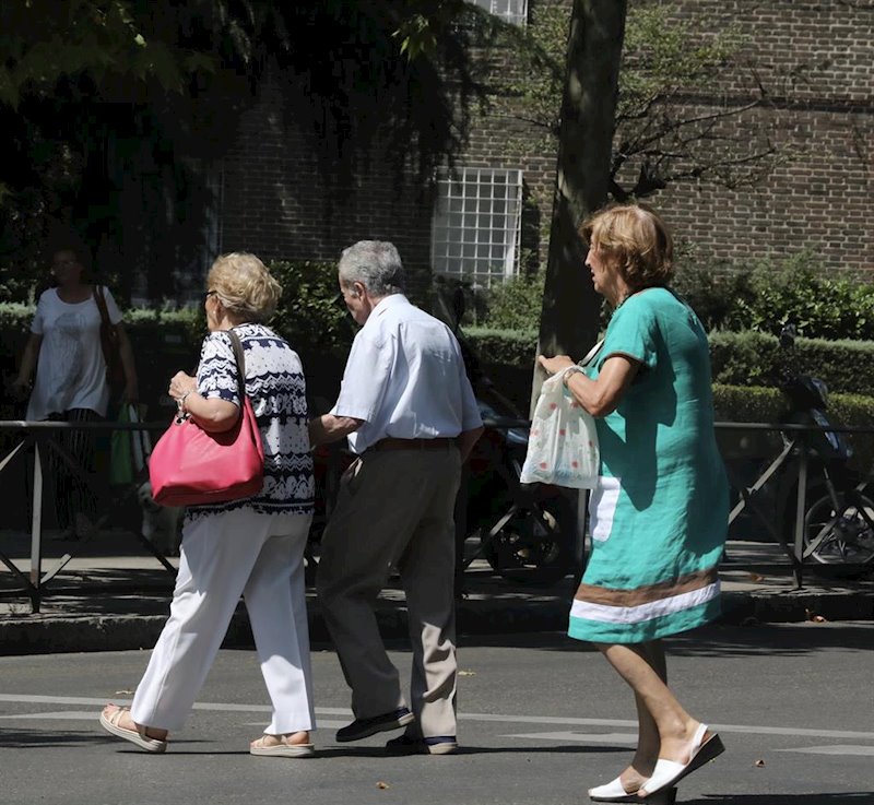 ep un grupo de ancianos cruzan un paso de peatones en una calle de madrid ep un grupo de ancianos cruzan un paso de peatones en una calle de madrid