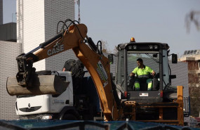 ep un hombre con una maquina excavadora trabajando en una obra