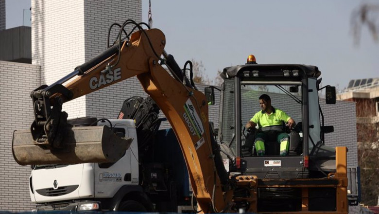 Un hombre con una máquina excavadora trabajando en una obra | Eduardo Parra - Europa Press ep un hombre con una maquina excavadora trabajando en una obra