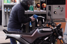 ep un hombre inyecta carburante en una moto a 28 de octubre de 2021 en madrid espana