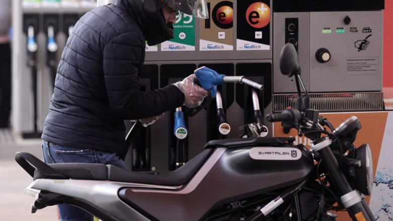ep un hombre inyecta carburante en una moto a 28 de octubre de 2021 en madrid espana