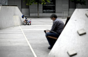 ep un hombre sentado junto a dos bicis de nino durante el inicio de la semana octava del estado de