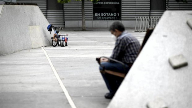 ep un hombre sentado junto a dos bicis de nino durante el inicio de la semana octava del estado de