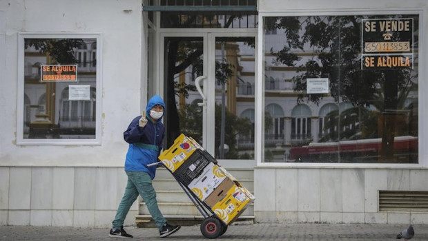 ep un trabajador realiza el reparto protegido con una capucha bajo la lluvia en la quinta semana del