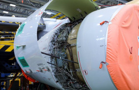 ep una parte de avion durante labores de mantenimiento en la planta de airbus en getafe
