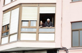 ep unos ancianos confinados se asoman a su ventana durante la cuarentena por el coronavirus
