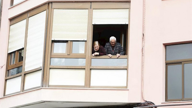 ep unos ancianos confinados se asoman a su ventana durante la cuarentena por el coronavirus
