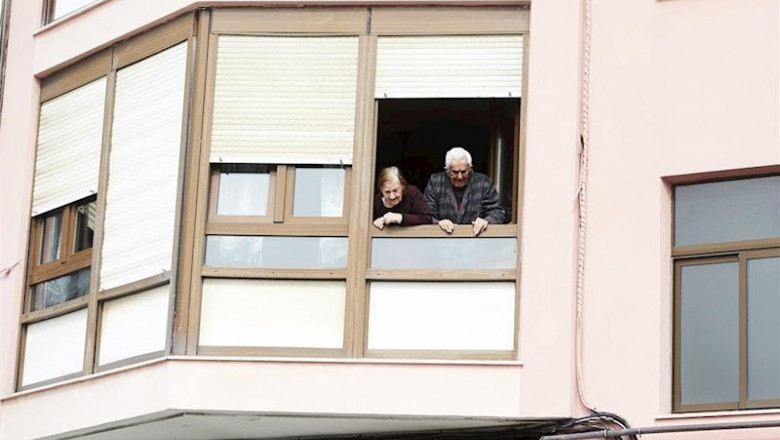 ep unos ancianos confinados se asoman a su ventana durante la cuarentena por el coronavirus ep unos ancianos confinados se asoman a su ventana durante la cuarentena por el coronavirus
