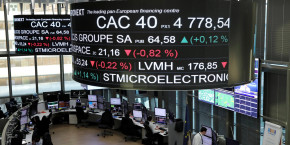 le cours de l indice boursier francais cac 40 affiche sur des ecrans de la bourse de paris a la defense 20250530180420 