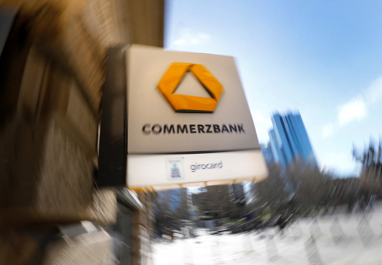 Commerzbank cierra el mejor primer semestre de su historia y aumenta objetivos para 2025
