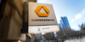 un distributeur de billets de la commerzbank a francfort 20240920204616 