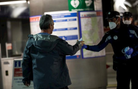 ep agentes de la policia municipal de madrid reparten mascarillas a los viajeros en la estacion de