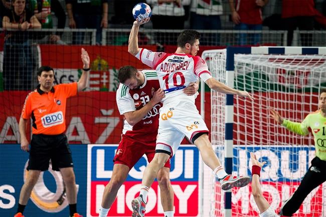 Alex Dujshebaev lanza a portería en el España-Hungría del Europeo de balonmano | SASA PAHIC SZABO / SASA PAHIC SZABO ep alex dujshebaev lanzaporteriaespana-hungriaeuropeobalonmano