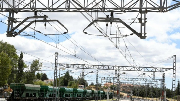 ep archivo   catenaria sobre una via de tren