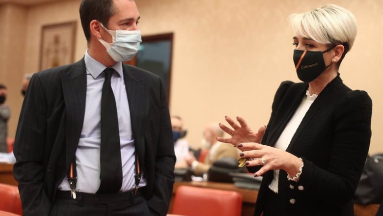 ep archivo los diputados de vox victor gonzalez coello e ines canizares conversan minutos antes de ep archivo los diputados de vox victor gonzalez coello e ines canizares conversan minutos antes de