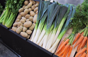 ep archivo   patatas zanahorias en un mercado