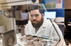 ep archivo   trabajador en una fabrica de cristales de corning