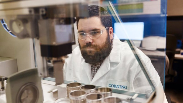 ep archivo   trabajador en una fabrica de cristales de corning