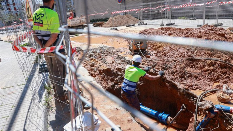ep archivo   trabajadores en una obra de canalizaciones
