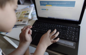 ep archivo un alumno de primaria hace los deberes de la asignatura de ingles con varios libros y ep archivo un alumno de primaria hace los deberes de la asignatura de ingles con varios libros y
