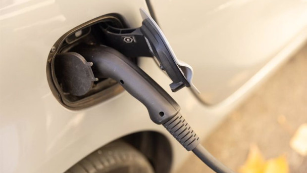 ep archivo   un coche enchufado en un punto de carga a 19 de diciembre de 2023 en madrid espana la