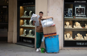 ep archivo un joven repartidor se apoya junto a cajas con compras durante la campana de navidad ep archivo un joven repartidor se apoya junto a cajas con compras durante la campana de navidad